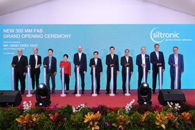 From left to right: Dr. Rüdiger Schmolke, CTO of Siltronic; Claudia Schmitt, CFO of Siltronic; Dr. Kim Yong Kwan, Siltronic Silicon Wafer Board of Directors Member; Jacqueline Poh, EDB Managing Director; Dr. Michael Heckmeier, CEO of Siltronic; Heng Swee Keat, Deputy Prime Minister; Niew Bock Cheng, Siltronic Singapore Site President; Tan Boon Khai, CEO of JTC; Dr. Tobias Ohler, Chairman of the Supervisory Board of Siltronic; Klaus Buchwald, COO of Siltronic; Bernhard Schmidt, Project leader of new fab and Siltronic Senior VP Engineering/Strategic Procurement.