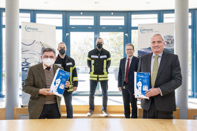 from the left: District Administrator Erwin Schneider, Bernhard Weber (Head of Fire and Disaster Control, Security Law), Dr. Robert Müller (Head of Public Safety and Order), Bernhard Schmidt (Site Manager Siltronic Burghausen) and Dr. Christoph von Plotho (CEO Siltronic)